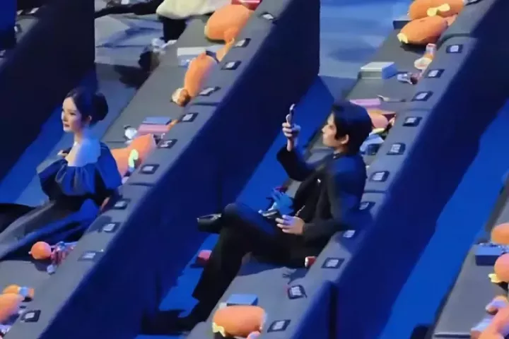 Nghệ sĩ bỏ về sớm tại lễ trao giải