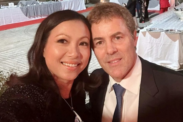 Hoa hậu Ngô Mỹ Uyên và chồng Tây là giáo sư: Không có hôn thú, tiền ai nấy giữ