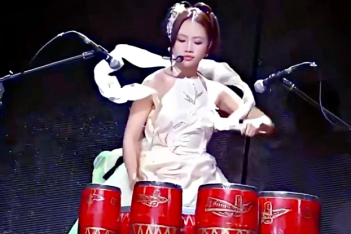 Phương Mỹ Chi đánh trống khi diễn hit 'Buôn trăng'