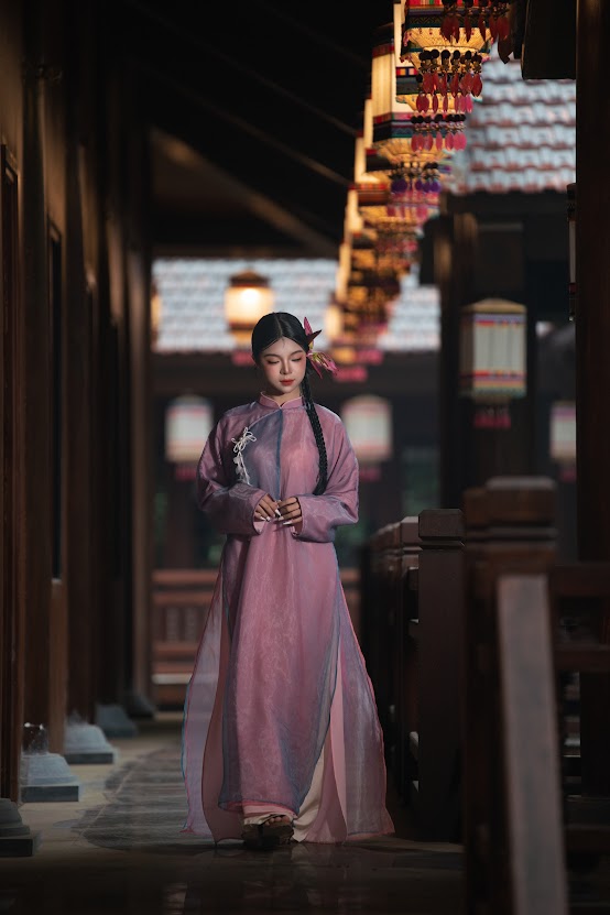 Dù chưa chính thức mở cửa nhưng rất nhiều bạn trẻ tìm đến check-in, chụp ảnh