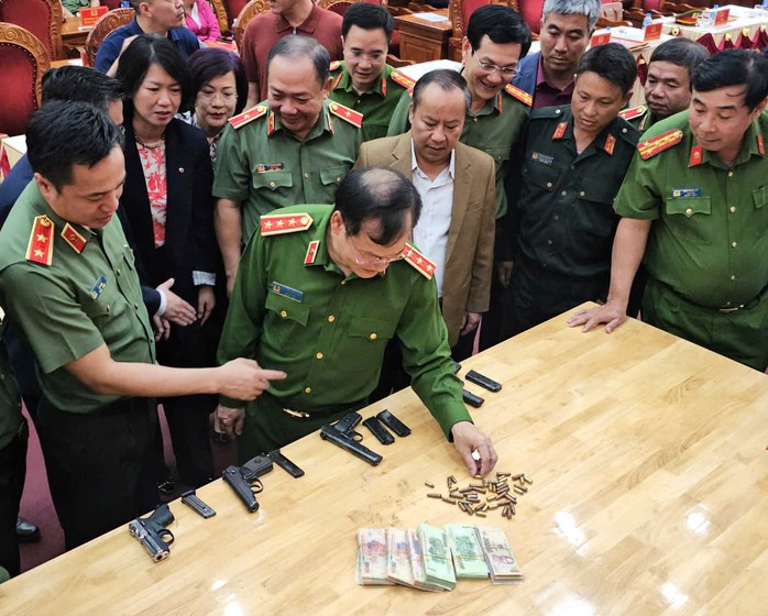 Tại nhà các đối tượng, công an đã thu giữ nhiều khẩu súng, đạn và tiền liên quan đến vụ cướp ngân hàng