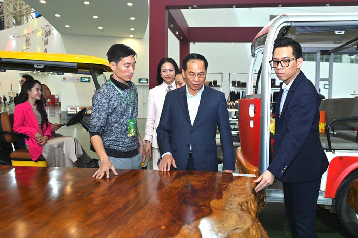 Phó Thủ tướng Chính phủ Bùi Thanh Sơn, Trưởng Ban chỉ đạo các Hội chợ Quốc gia tham quan gian hàng phản gỗ Cẩm Lai ngàn năm tuổi