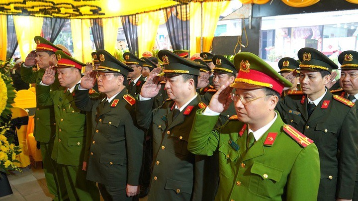 Đại diện lãnh đạo các phòng nghiệp vụ Công an tỉnh Thái Nguyên dành một phút mặc niệm tiễn biệt Trung tá Lao Hoàng Hải.