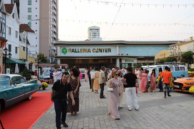 Chiều 7/2, hàng chục người chơi xe cổ tổ chức buổi gặp mặt, giao lưu trước thềm Tết Nguyên đán Bính Ngọ 2026 tại số 2Bis Nguyễn Thị Minh Khai (phường Sài Gòn, TPHCM). Sự kiện là dịp để các thành viên chia sẻ kinh nghiệm chơi xe, đồng thời mở cửa cho người dân và du khách chiêm ngưỡng dàn xe cổ.