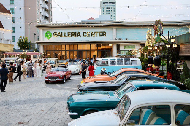 Buổi giao lưu quy tụ hơn 70 xe cổ, gồm cả ô tô và xe máy, với nhiều dòng như Volkswagen, Cadillac, Jeep, Chevrolet Bel Air, Mercedes-Benz, Ford Mustang… Nhiều du khách đã đến check-in với xe cổ.