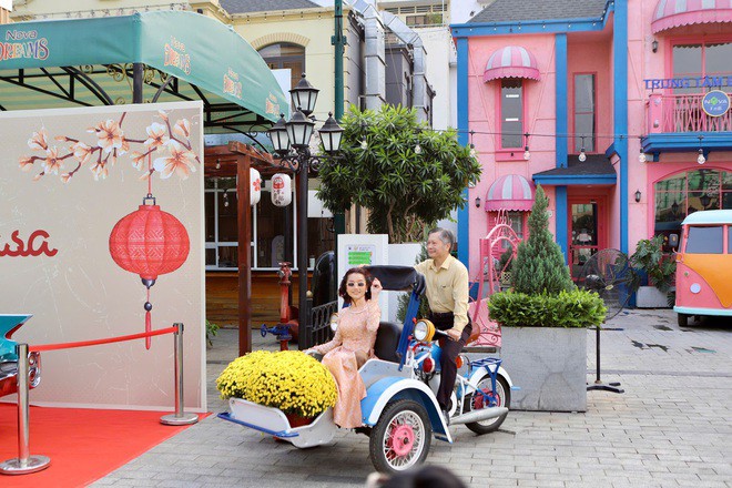 Du khách thích thú check-in dàn xe cổ của dân chơi TPHCM - 9