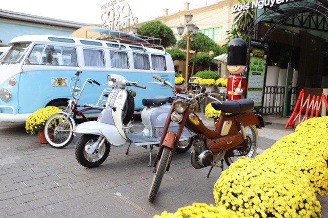 Nhiều chiếc xe cổ được trưng bày tại buổi giao lưu, gợi nhớ phương tiện giao thông ở Sài Gòn những năm 1975. Không gian trưng bày xe cổ mở cửa miễn phí đến ngày 22/2, phục vụ người dân và du khách tham quan, check-in dịp Tết Bính Ngọ 2026.