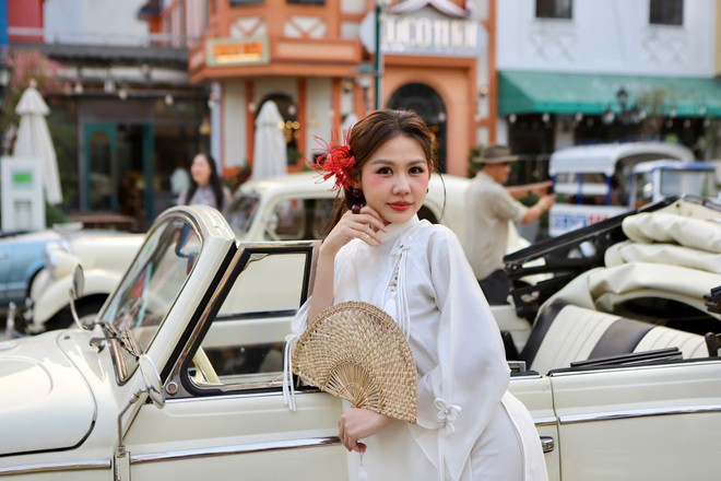 Nhiều thành viên chơi xe cổ và du khách diện áo dài truyền thống, tái hiện hình ảnh những chàng trai, cô gái Sài Gòn thế kỷ XX duyên dáng bên dàn xe cổ tại buổi họp mặt, trưng bày.