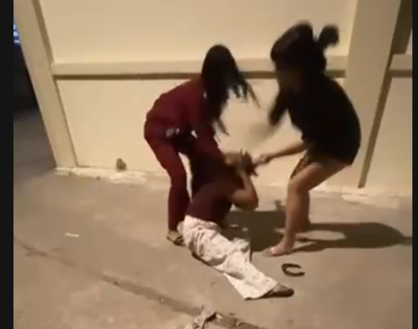 Nữ sinh bị đánh hội đồng giữa đường.