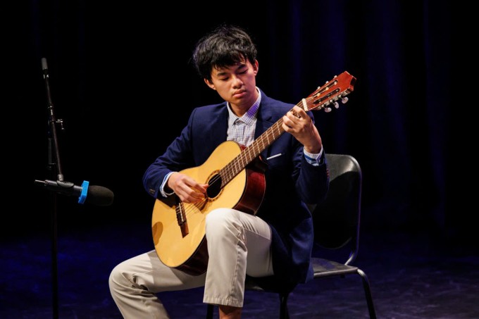 Đức biểu diễn guitar tại UNIS Hanoi Music Academy (UMA), năm 2025. Ảnh: Nhân vật cung cấp