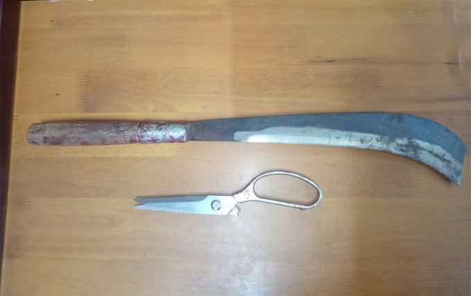 Kéo và rựa bị thu giữ. Ảnh: Công an tỉnh Quảng Trị