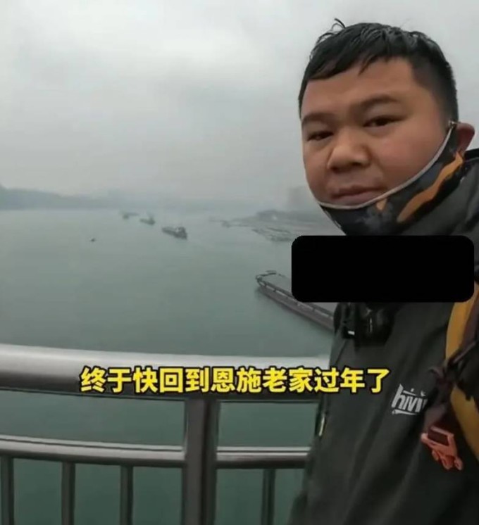 Vương trên hành trình đi bộ 1.400 km về quê ăn Tết. Ảnh: Sohu