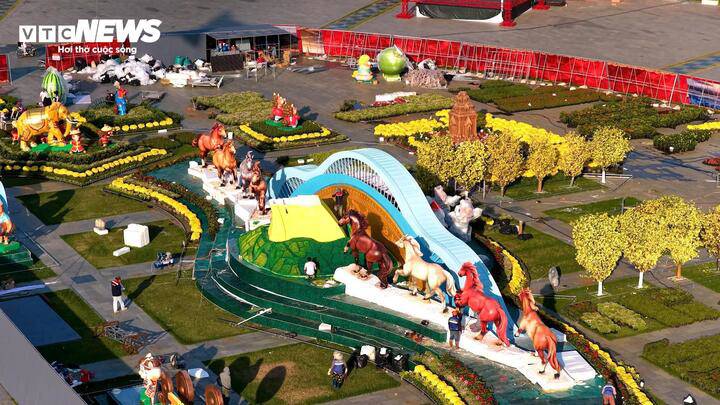 Hình tượng bát mã đối xứng mỗi bên 4 con với tư thế chuyển động từ hai hướng quy tụ lại thể hiện sự kết nối hai vùng đất Bình Định – Gia Lai cũ trở thành tỉnh Gia Lai mới.