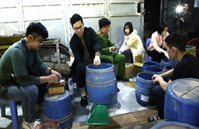 Công an kiểm tra cơ sở sản xuất giá đỗ phát hiện 2,8 tấn giá đỗ có ngâm hóa chất kích thích sinh trưởng. Ảnh: Công an Ninh Bình