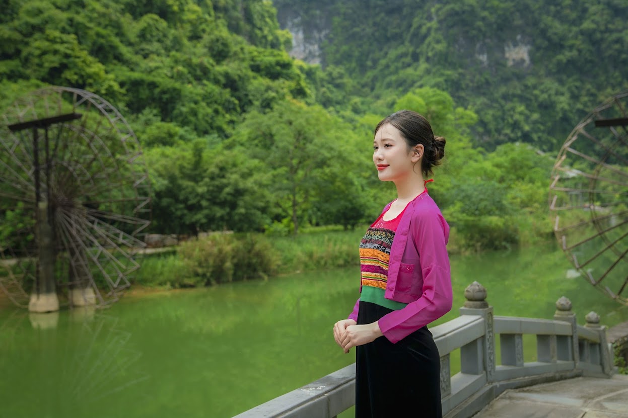 Dù chưa chính thức mở cửa nhưng rất nhiều bạn trẻ tìm đến check-in, chụp ảnh