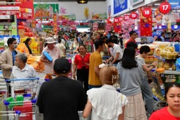 Người dân tấp nập sắm Tết