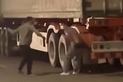 Điều tra vụ người đàn ông nghi cầm đao liên tiếp đánh, chém người khác