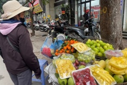 Những gánh hàng rong nặng trĩu nỗi lo mưu sinh những ngày giáp Tết