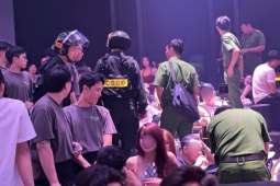 CLIP: Cảnh sát đột kích quán bar hơn 500 người ở TPHCM lúc rạng sáng