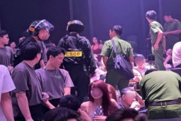 CLIP: Cảnh sát đột kích quán bar hơn 500 người ở TPHCM lúc rạng sáng