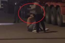 Đánh nhau tới tấp sau va chạm, 2 tài xế nhập viện