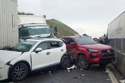 Tai nạn liên tiếp, cao tốc Hàm Nghi - Vũng Áng ùn tắc 5 km