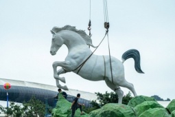 Linh vật 'Bát mã truy phong' xuất hiện bên vịnh Hạ Long