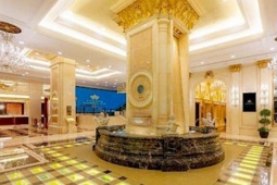 Những khách sạn xa hoa dát vàng ngay dưới sàn, tháo ra bán khi vàng tăng giá
