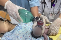Đẻ rớt tại nhà, thay vì gọi 115, người nhà gọi xe công nghệ, em bé không qua khỏi