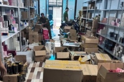 Phá ổ nhóm tuồn cả vạn chai nước hoa giả ra thị trường dịp Tết