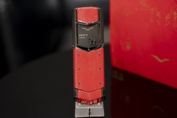 “Huyền thoại” Vertu Signature V vàng khối 18K giá hơn 2,2 tỷ đồng