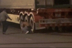 Nguyên nhân người đàn ông cầm hung khí liên tiếp đánh, chém người khác