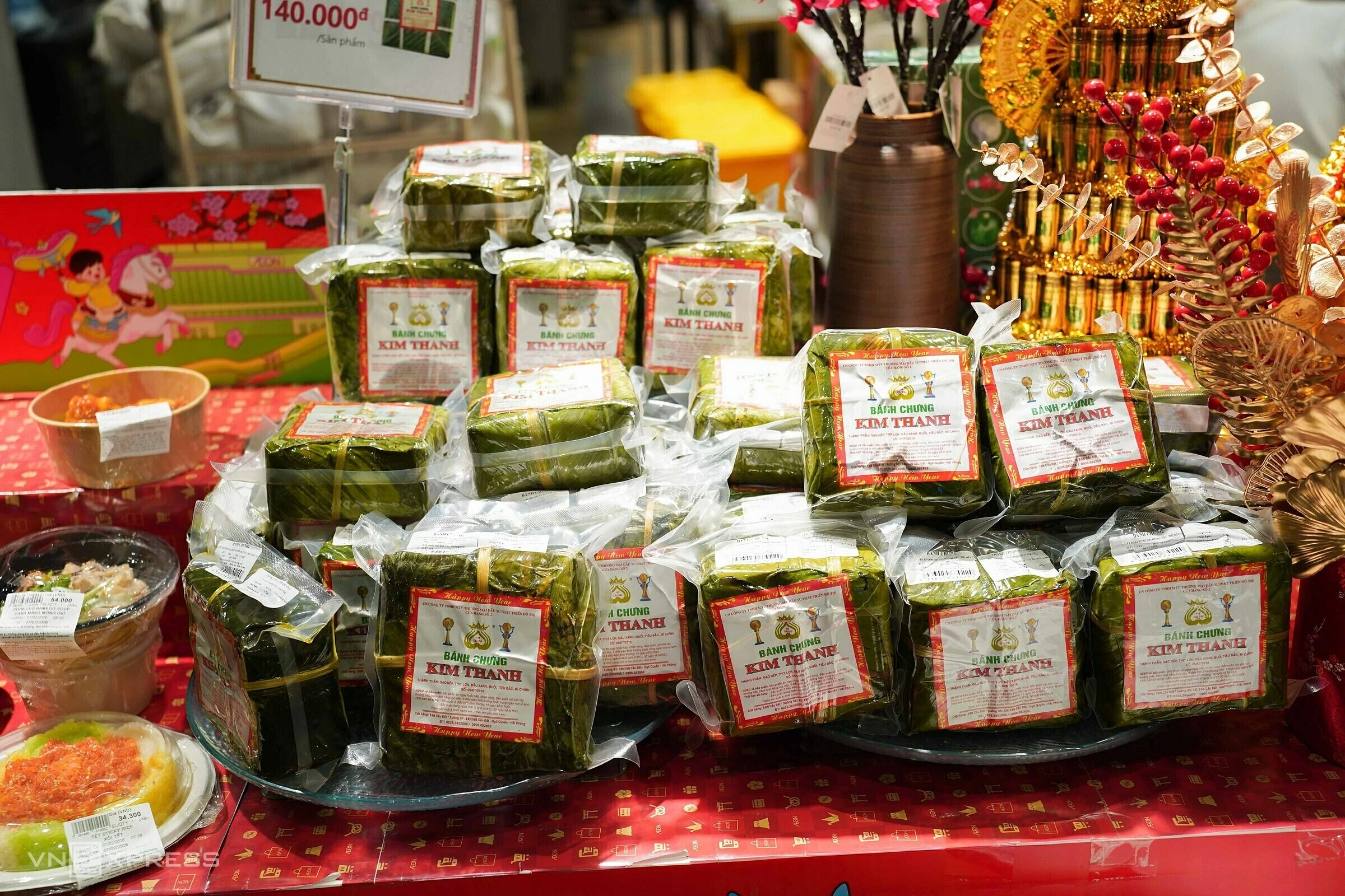 Năm nay, siêu thị đẩy mạnh dòng sản phẩm mang tính tiện lợi như "Mâm cỗ Tết" theo vùng, miền như gà lễ, xôi, canh khổ qua dồn thịt, thịt kho tàu, cơm chiên hải sản ở TP HCM, tại Hà Nội sẽ cung ứng canh măng chân giò, thịt heo nấu đông, nem rán. Các mâm này được bán từ đầu tháng trước tới mồng 2 Tết, giá 500.000-800.000 đồng mỗi mâm.