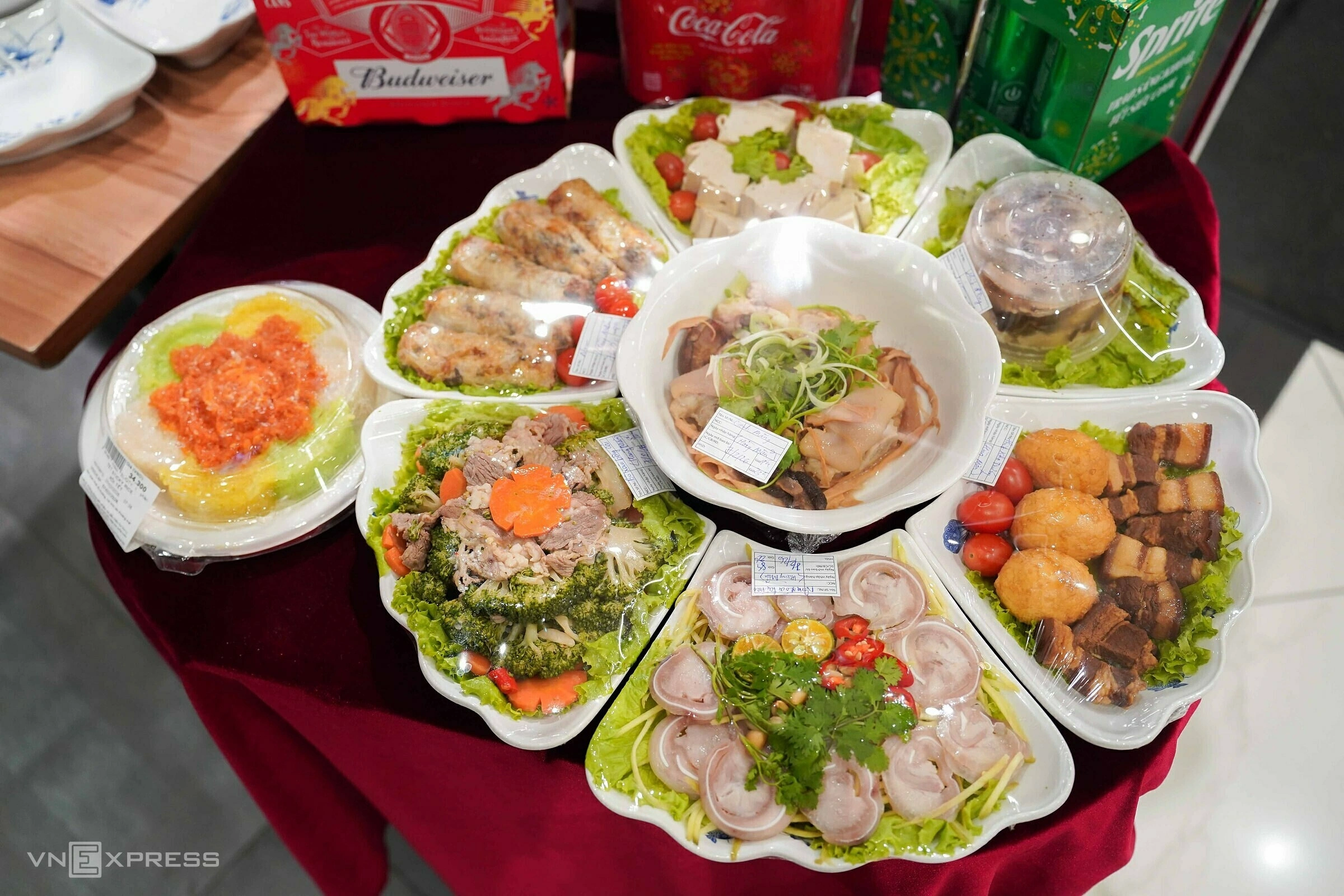 Năm nay, siêu thị đẩy mạnh dòng sản phẩm mang tính tiện lợi như "Mâm cỗ Tết" theo vùng, miền như gà lễ, xôi, canh khổ qua dồn thịt, thịt kho tàu, cơm chiên hải sản ở TP HCM, tại Hà Nội sẽ cung ứng canh măng chân giò, thịt heo nấu đông, nem rán. Các mâm này được bán từ đầu tháng trước tới mồng 2 Tết, giá 500.000-800.000 đồng mỗi mâm.