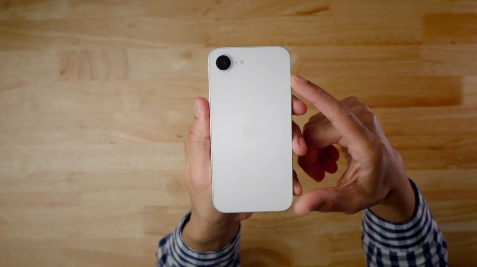 iPhone 16e đang được bán với giá từ 12,49 triệu đồng.