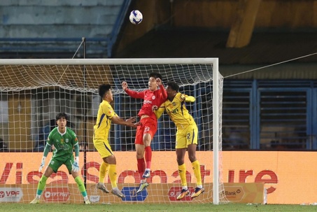 Video bóng đá Thể Công Viettel - SLNA: Hàng thủ tệ hại, vụn vỡ ở Hàng Đẫy (V-League)