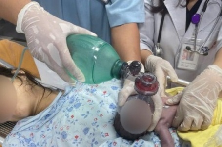 Đẻ rớt tại nhà, thay vì gọi 115, người nhà gọi xe công nghệ, em bé không qua khỏi