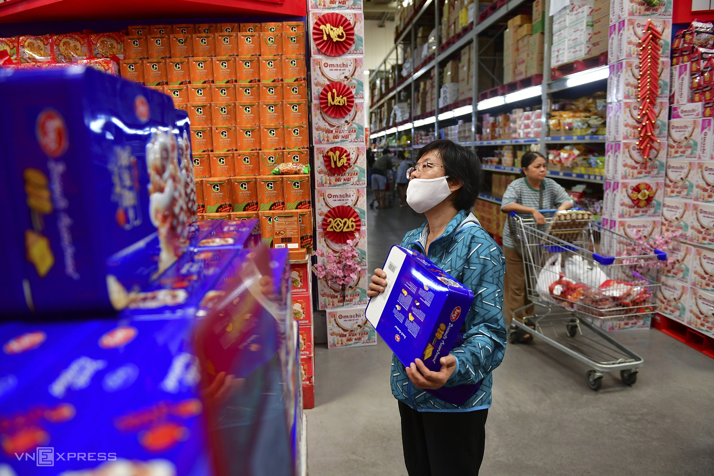 Các mặt hàng bánh mứt, hạt được ưa chuộng tại siêu thị.