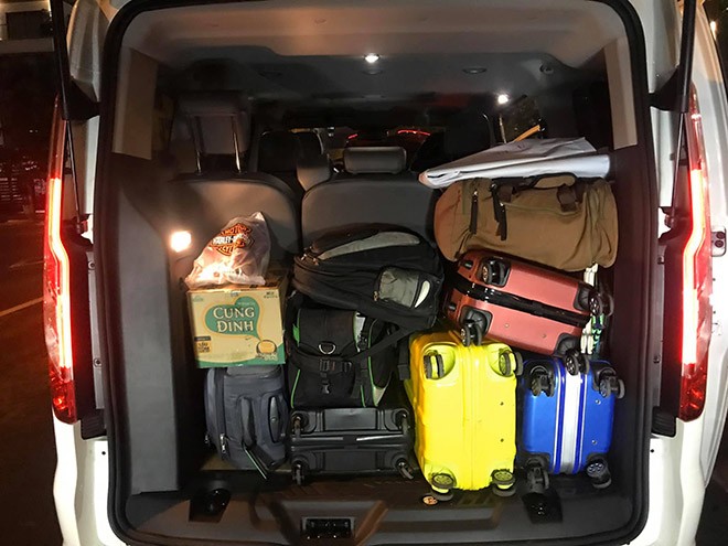 Hành lý được sắp xếp trong xe sao cho ngăn nắp và an toàn.