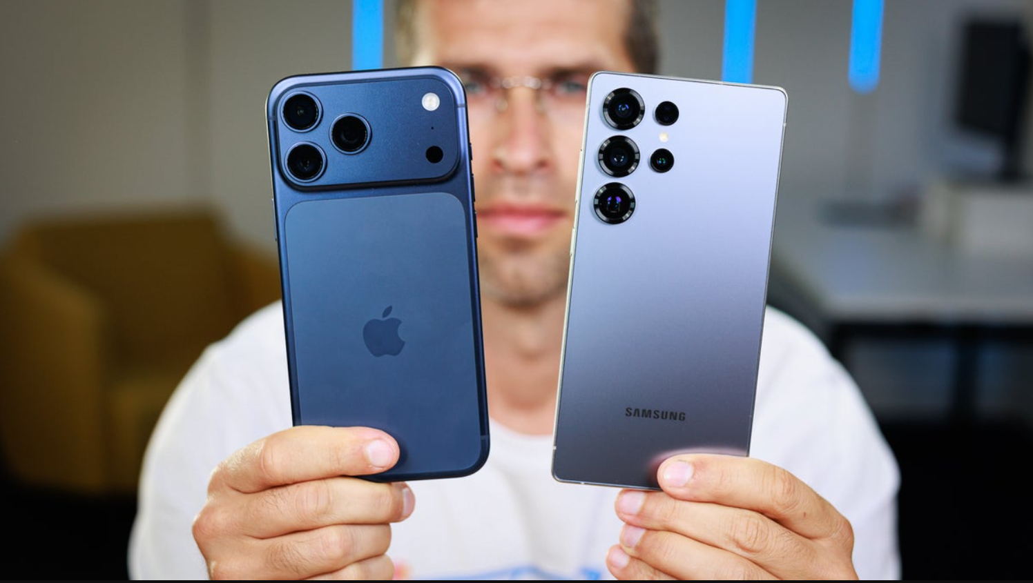 iPhone 17 Pro Max và Galaxy S25 Ultra.