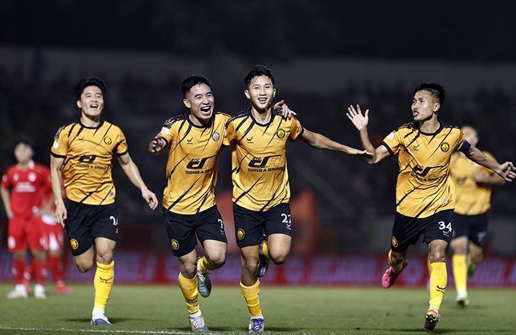 Tối ngày 8/2, CLB Thanh Hóa có chuyến làm khách trước CLB Công an TP.HCM ở vòng 13 của V-League 2025/26. Đáng chú ý, do tình hình tài chính khó khăn, đội bóng xứ Thanh không còn nhiều cầu thủ để đá. Danh sách đăng ký của đội khách ở trận gặp Công an TP.HCM chỉ có 17 cầu thủ, trong đó có 3 thủ môn.&nbsp;