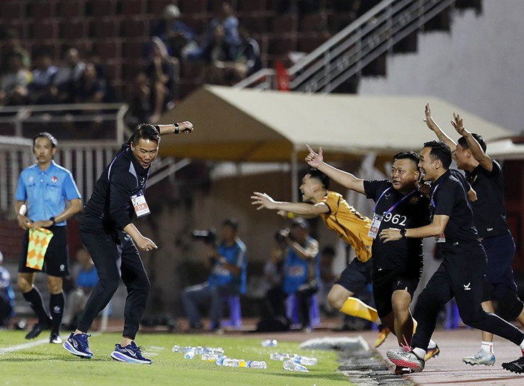 Dù vậy, các học trò của HLV Mai Xuân Hợp có thêm một trận đấu "không tưởng" nữa tại V-League sau trận hòa 2-2 trước Thép Xanh Nam Định ở vòng trước. Cụ thể, Thanh Hóa đã đánh bại Công an TP.HCM với tỉ số chung cuộc 2-1 nhờ cú đúp siêu phẩm của cầu thủ Việt kiều Lào có tên Damoth Thongkhamsavath.