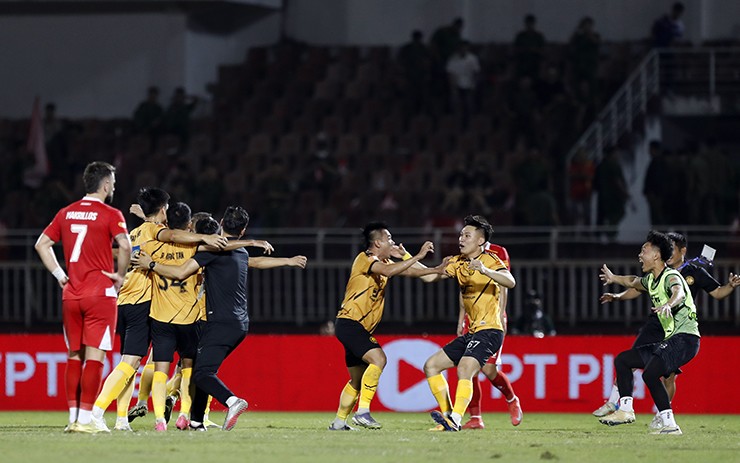 Kết thúc trận đấu, các cầu thủ Thanh Hóa lao vào sân ăn mừng như vừa thắng một trận chung kết.