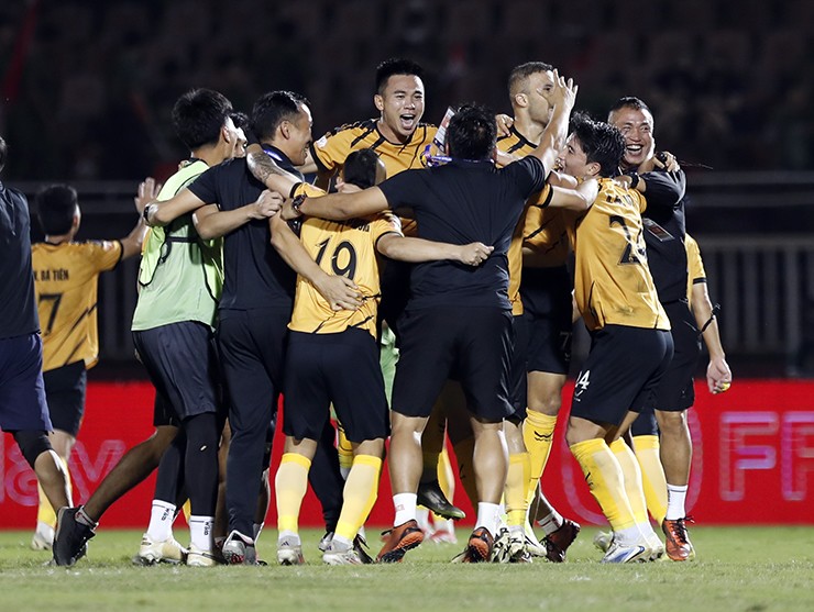 Trước khi bước vào trận đấu này, khó khăn bủa vây đội bóng xứ Thanh khi các cầu thủ bị nợ lương thưởng 4-5 tháng nay. CLB Thanh Hóa cũng đang bị FIFA "tuýt còi" và cấm chuyển nhượng vì thua kiện một số cầu thủ ngoại. Trong tình cảnh ấy, CLB Thanh Hóa còn bị "chảy máu" lực lượng khi để một số cầu thủ trẻ như Lê Văn Thuận, Nguyễn Thái Sơn ra đi.