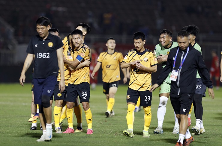 Chia sẻ sau trận đấu, HLV Mai Xuân Hợp đã hết lời ca ngợi tinh thần thi đấu của các cầu thủ Thanh Hóa trong tình cảnh ngặt nghèo như vậy.