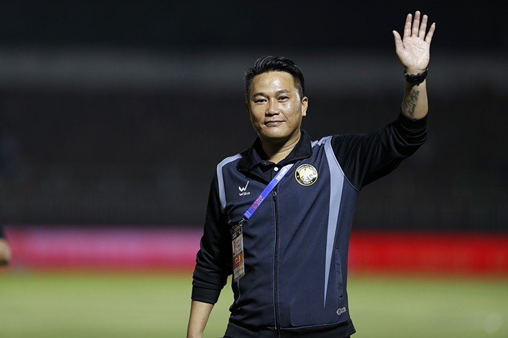 "Tôi chỉ nói các em, mình làm thế nào đá bóng để dân yêu dân thương. Anh em tôi khổ lắm rồi. Cháy hết mình cho nhân dân thấy. Đá vì đam mê, vì màu cờ Thanh Hóa. Không đội nào làm được như Thanh Hóa đến thời điểm hiện tại", HLV Mai Xuân Hợp chia sẻ.