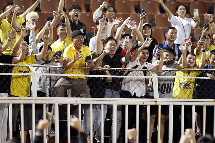 Niềm vui vỡ òa của các cổ động viên Thanh Hóa trên sân Thống Nhất.