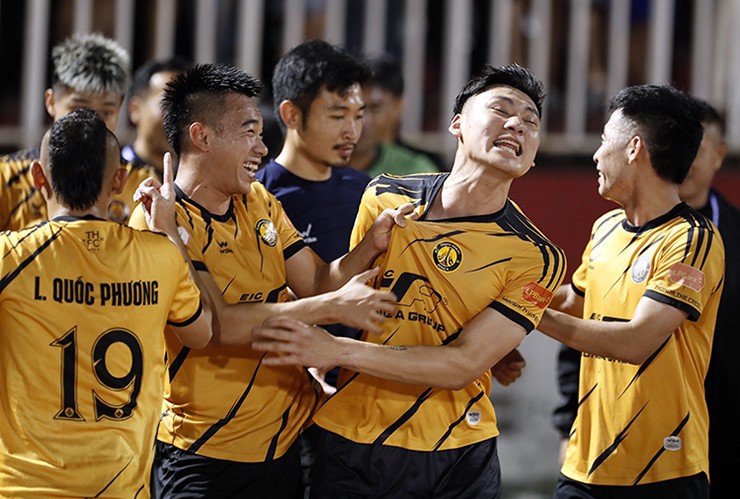 Không được vào sân thi đấu, nhưng thủ môn Trịnh Xuân Hoàng ăn mừng nhiệt nhất đội Thanh Hóa, HLV Mai Xuân Hợp chia sẻ, ông đăng ký cựu thủ môn U23 Việt Nam ở trận này với tư cách một tiền đạo vì đội hết người để đá.&nbsp;