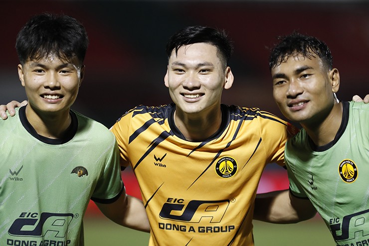 Xuân Hoàng chụp ảnh lưu niệm với hai thủ môn còn lại của CLB Thanh Hóa trong ngày anh được đăng ký trong danh sách thi đấu với tư cách một tiền đạo.