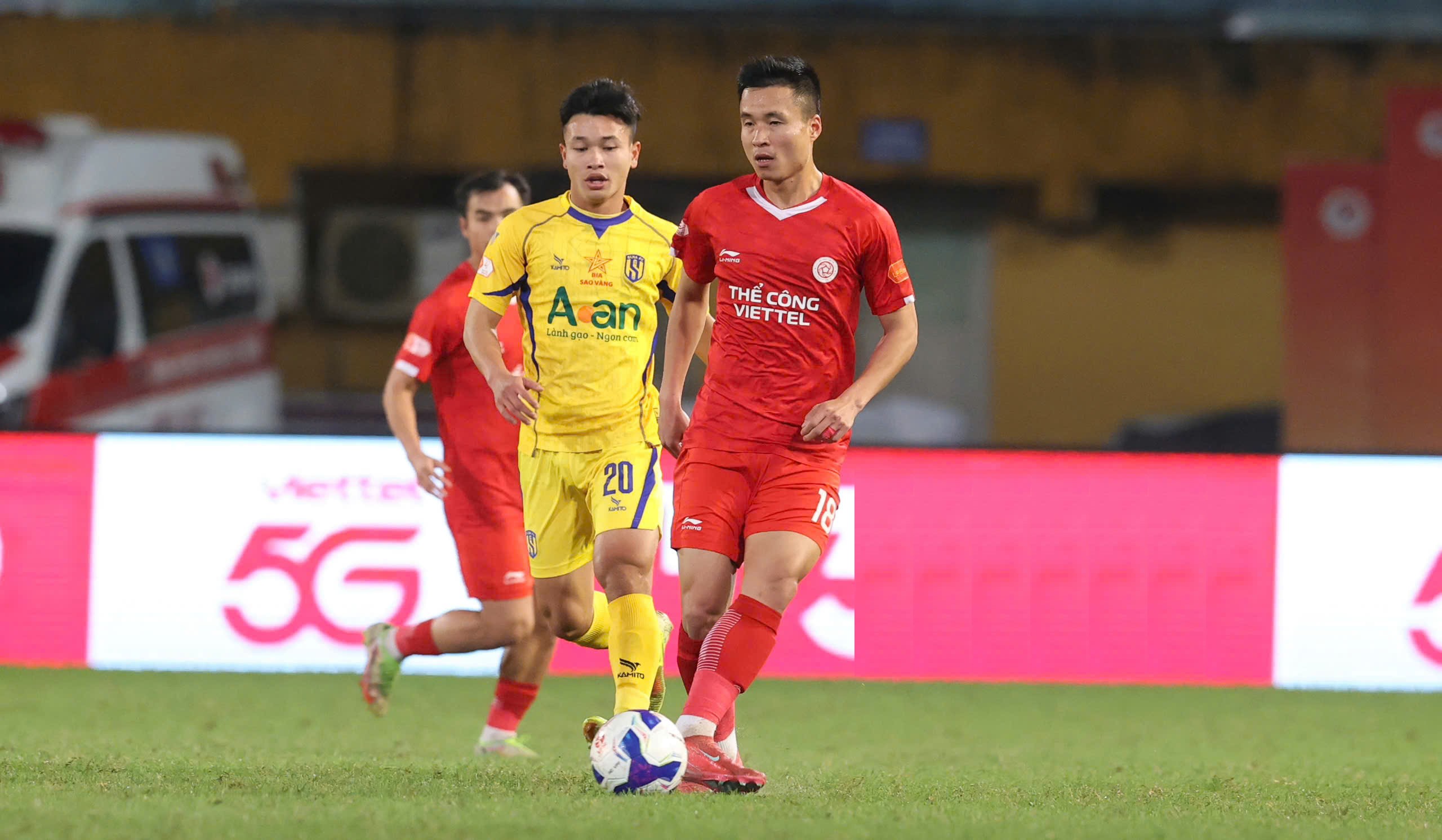 Thể Công (áo đỏ) thua đậm ngay trên sân nhà